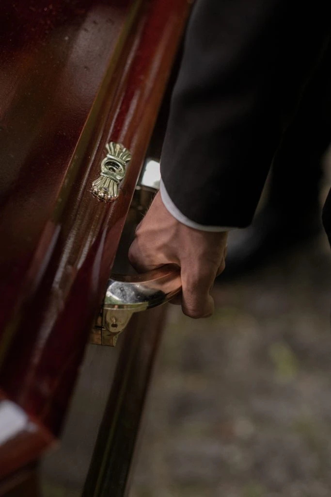 Sådan planlægger du en smuk begravelsesceremoni – fra valg af kirke til udvælgelse af musik og taler