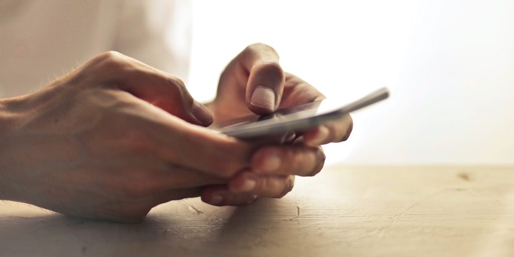 Din telefon aflytter dig: Sådan stopper du den