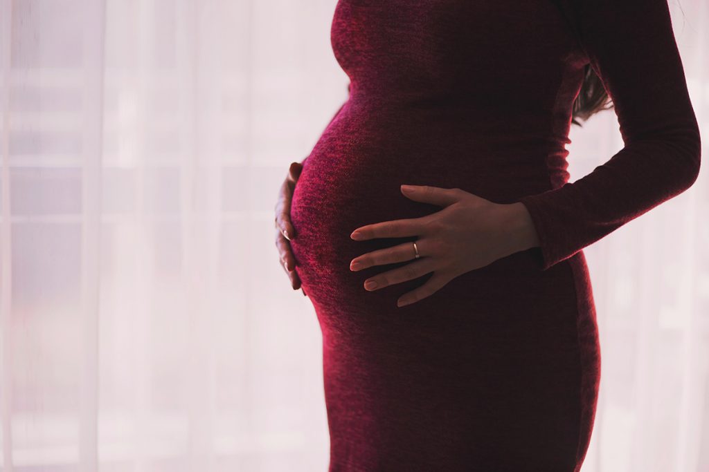 Kæmpe debat: ”Jeg nægter give min plads til en gravid kvinde – hun kan sidde på jorden i stedet”