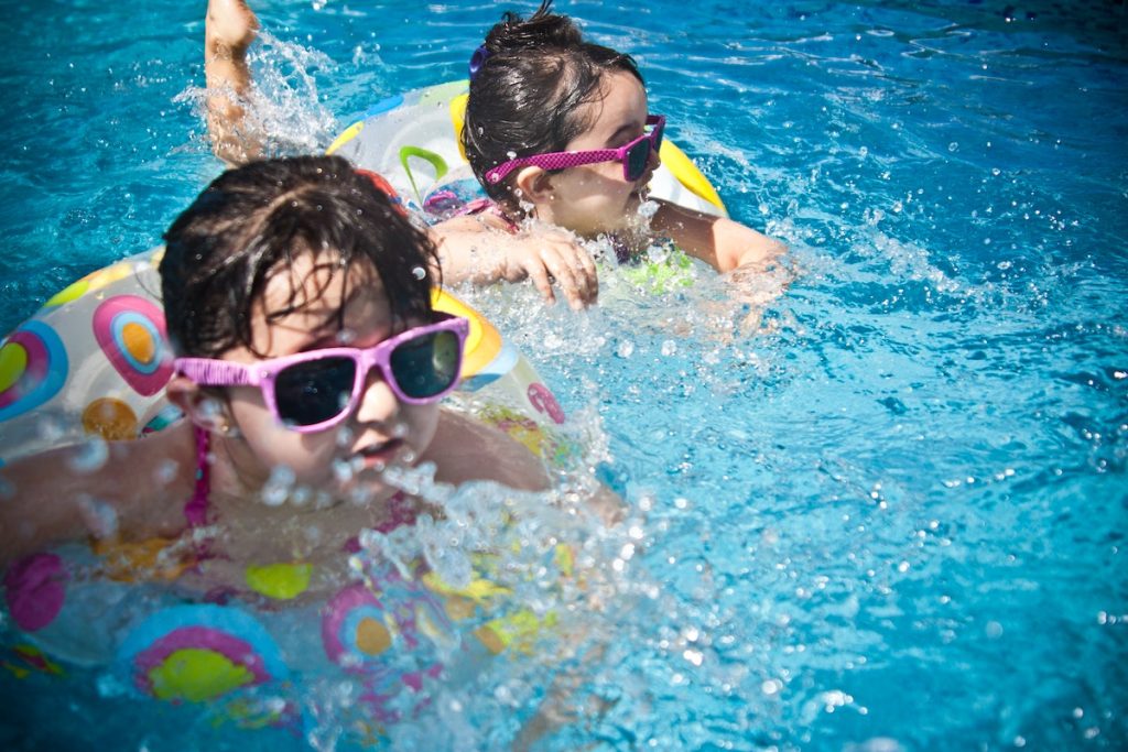 Kvinde raser: Naboens børn bader igen og igen i min pool, så jeg ikke kan slikke sol topløs