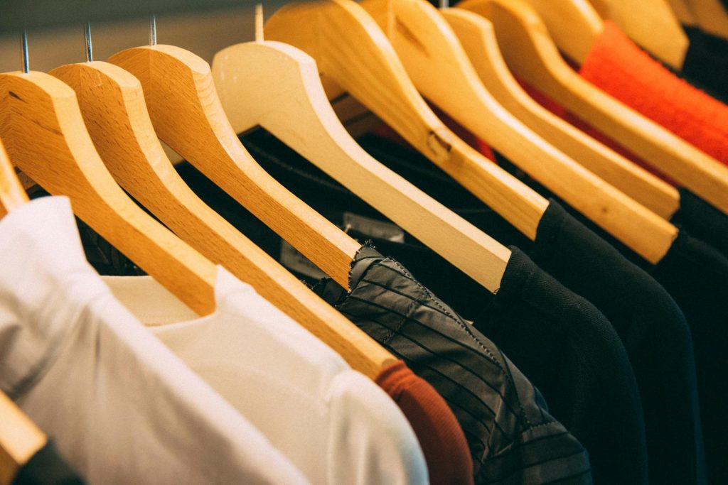 Hvordan man styler poloshirts til enhver lejlighed: tendenser og tips
