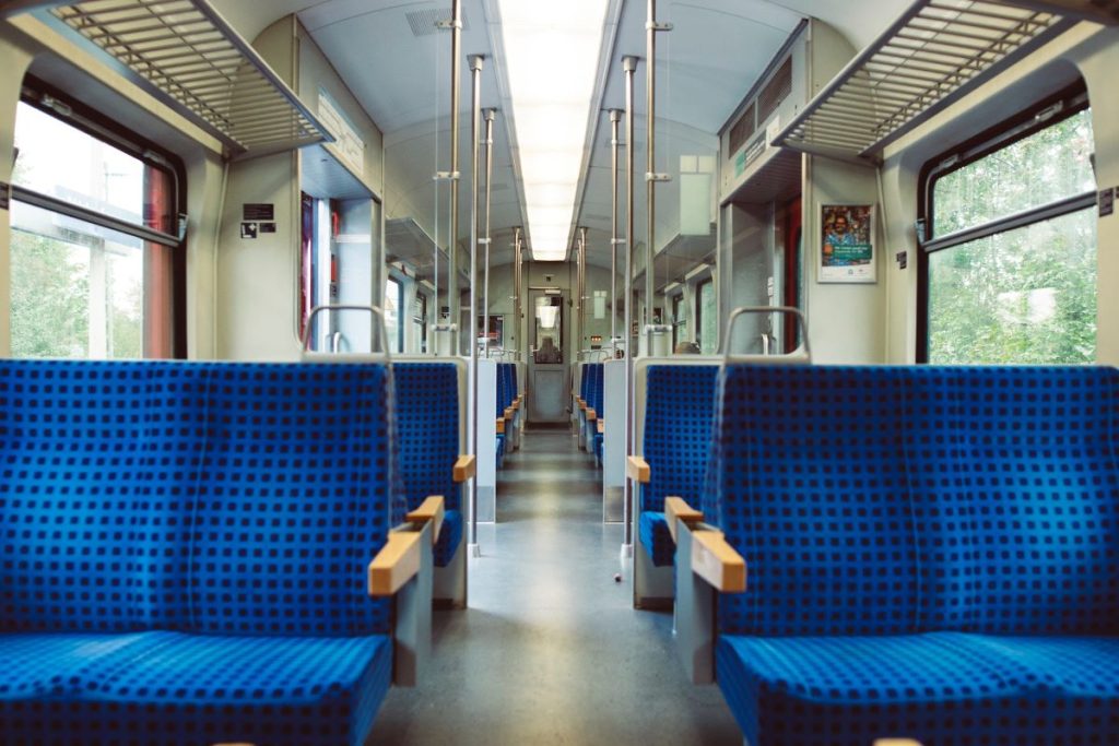 Derfor gav person IKKE sit sæde til ældre dame: Grunden vil overraske dig!