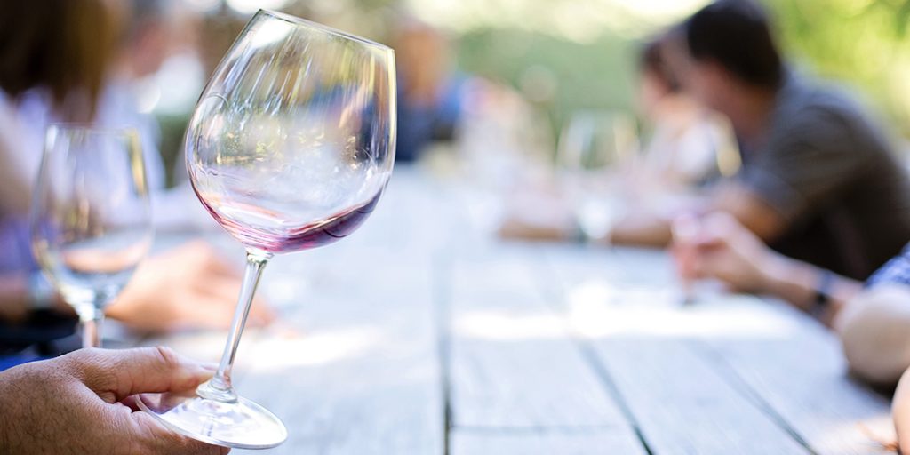 Vinekspert advarer: Du holder forkert på dit glas, og det ødelægger smagen