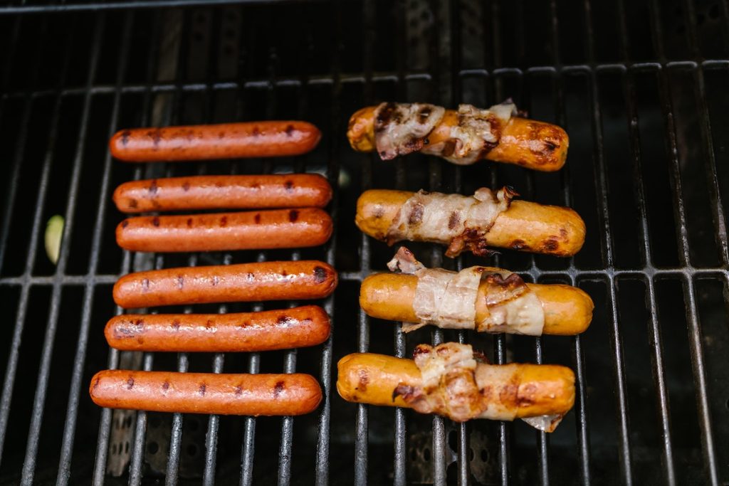 Sidste chance for grill: Sådan griller du den perfekte pølse og sikrer at den ikke sprækker.