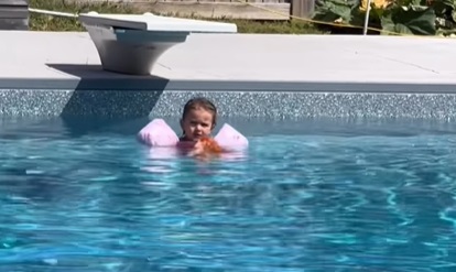 Chokeret mor hørte 3-årig pige skrige fra swimmingpoolen: Da hun forstår hvorfor, begynder hun at filme