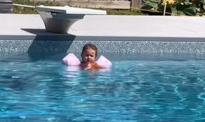 Chokeret mor hørte 3-årig pige skrige fra swimmingpoolen: Da hun forstår hvorfor, begynder hun at filme