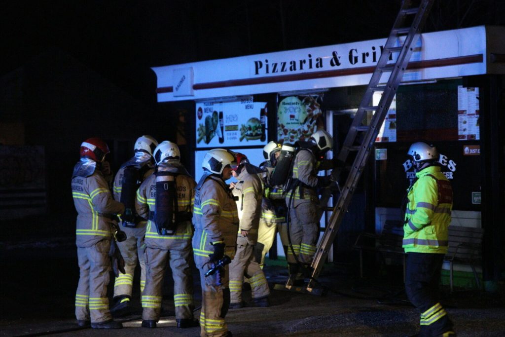 Pizzaria i flammer: Brandvæsen måtte tilkalde forstærkning
