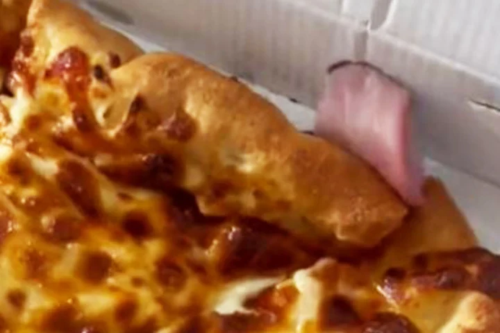 Skulle hygge med pizza og Netflix: Pludselig var der noget stort og lyserødt i pizzabakken