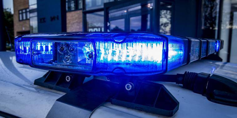 Ældre spøgelsesbilist påkører patruljevogn