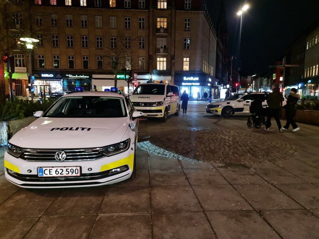 Stor politiaktion på banegård: 30 betjente på jagt