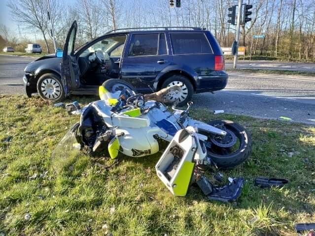Politimotorcykel smadret efter påkørsel