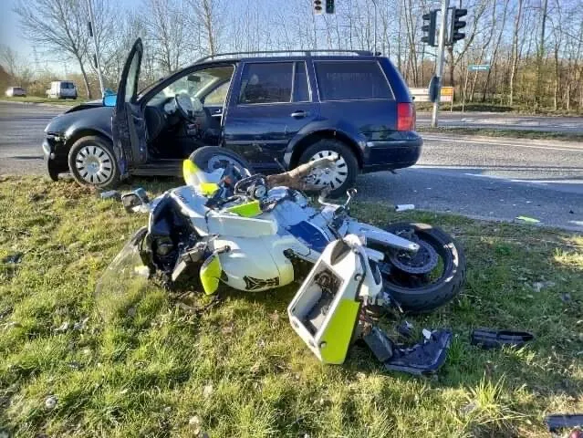 Politimotorcykel smadret efter påkørsel
