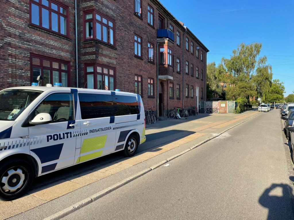 Faldt ud af vindue på anden sal: 54-årig kvinde bragt til sygehuset