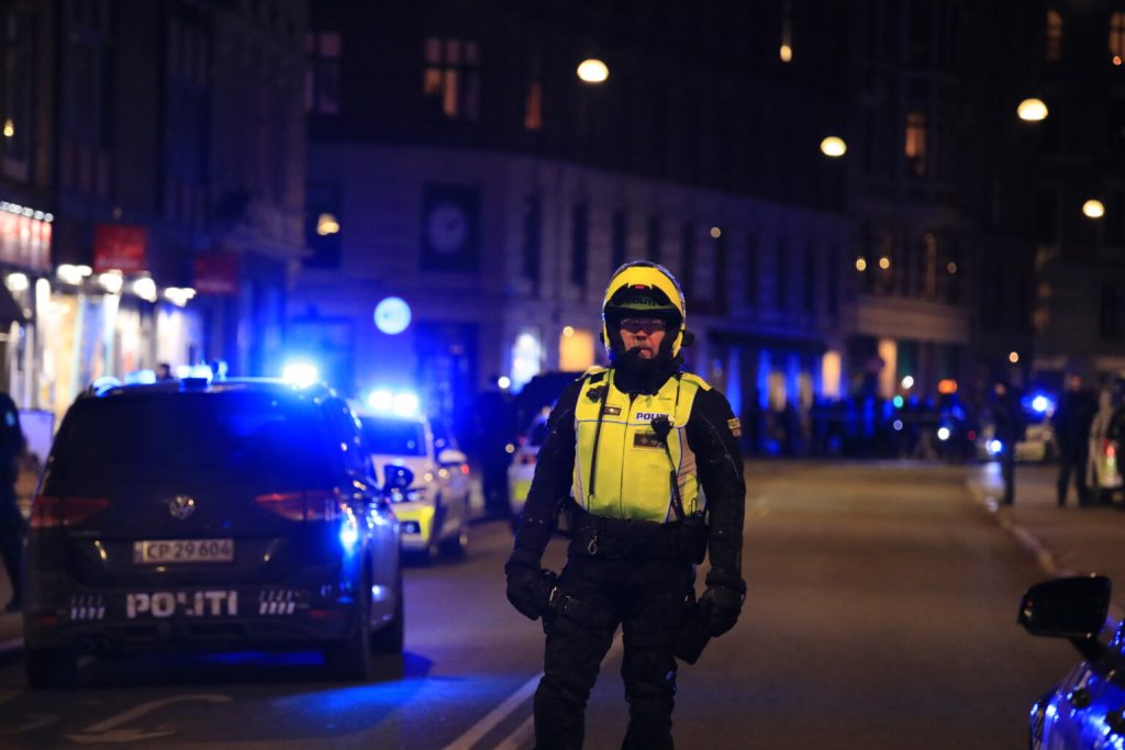 Drama i SuperBrugsen: To mænd stukket ned