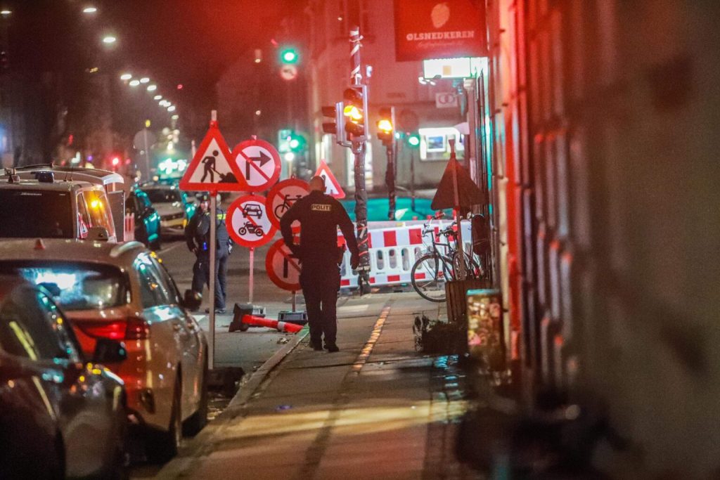 To mænd stukket ned i København