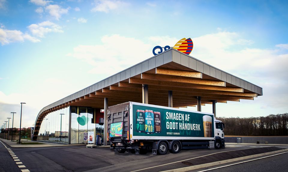 Så kan der spares penge på sodavand og øl: Billige overskudsdrikkevarer sælges på tankstationer landet over