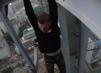 Populær influencer død: Faldt ned fra bygning under stunt