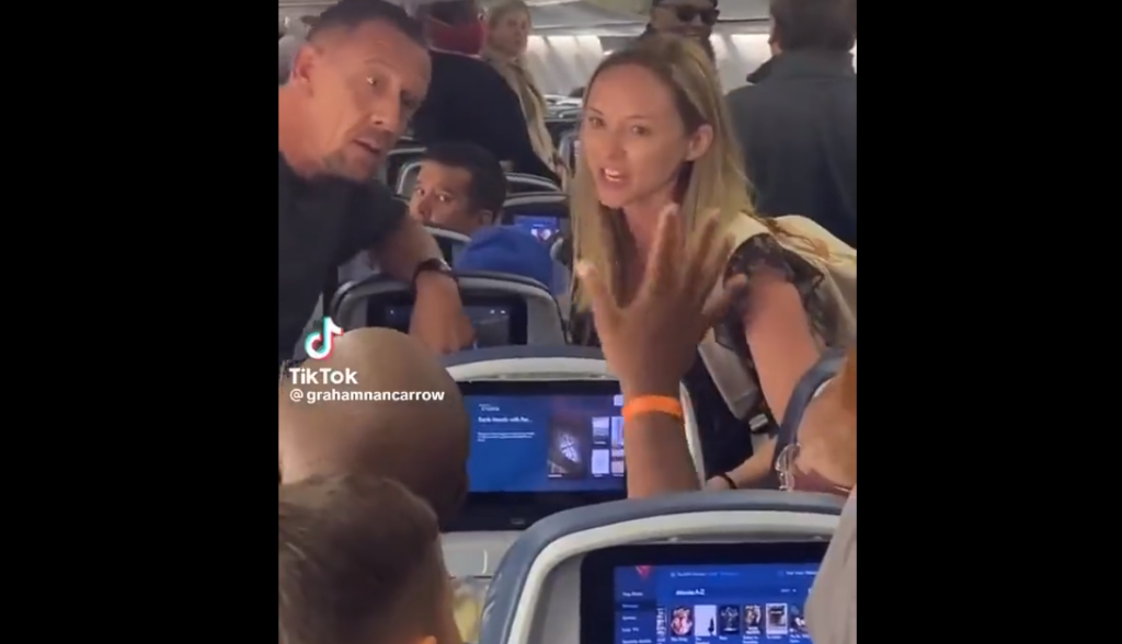 Flykontrovers skabet ophedet debat: Er det okay at læne sædet tilbage eller ej?