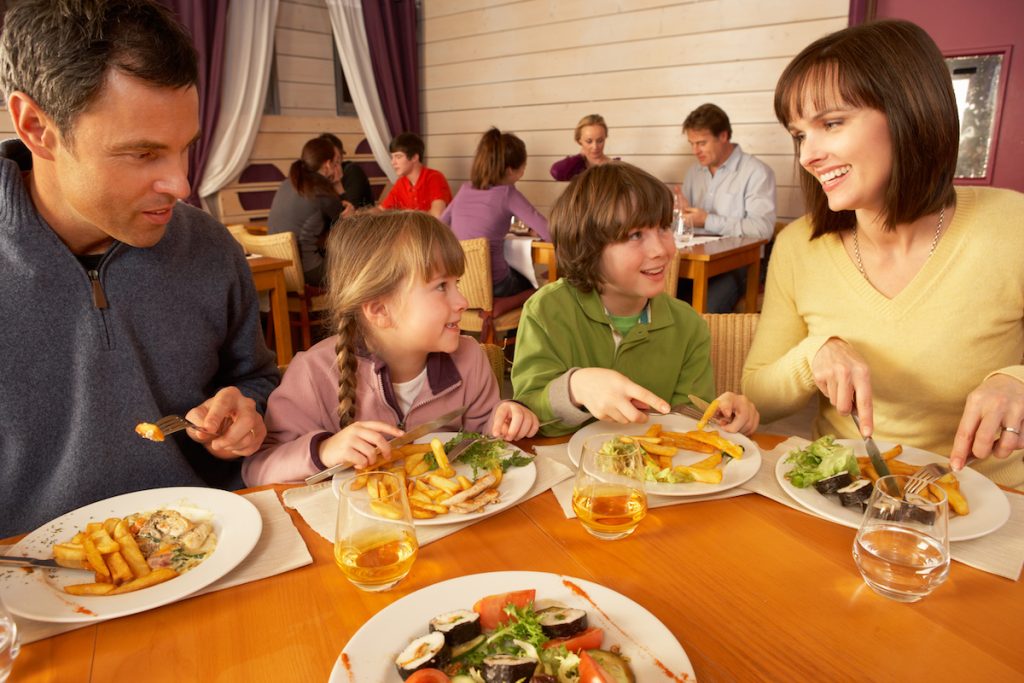 Restaurant indfører nyt gebyr: Er det over stregen eller helt fair?