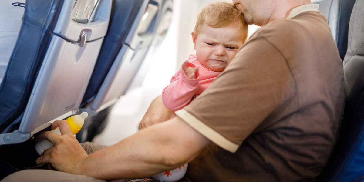 Træt af grædende børn på flyet? Nu kan du betale dig fra det