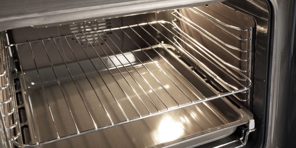 Har ovnen fået pletter? Rengøringsekspert deler to køkkeningredienser, der kan få dem væk