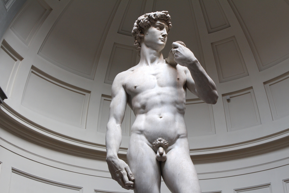 Skoleleder tvunget til at sige op: Viste “pornografiske” statuer i undervisningen