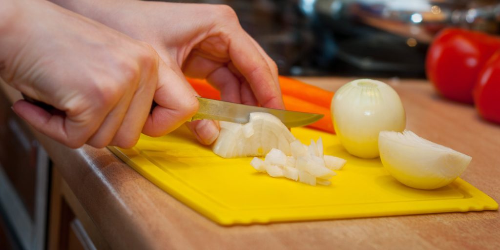Eksperter kommer med advarsel til alle, der bruger skærebrædder af plastik