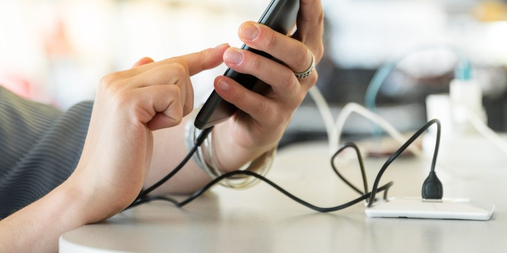 Bruger du telefonen, imens den lader op? Derfor er det en “frygtelig” idé