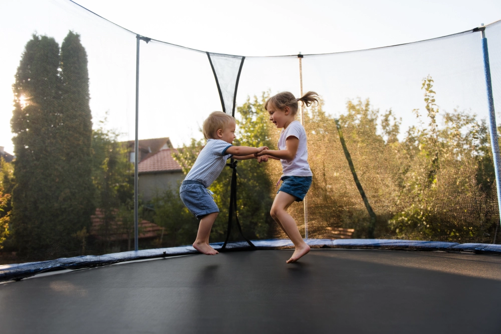 Kvinde bor ved siden af udlejer fra helvede: “Hun overvåger mig og hendes børnebørn bruger min trampolin”