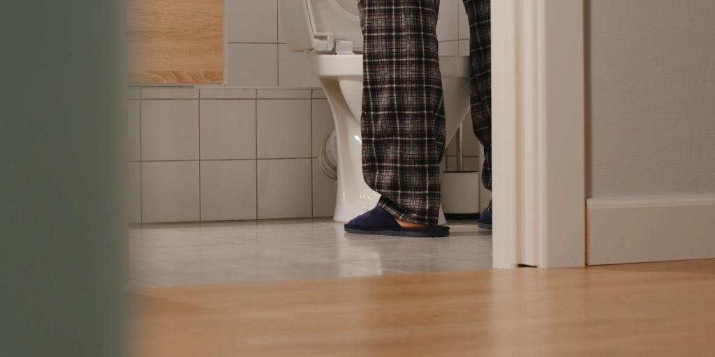 Urolog forklarer: Disse 2 simple tricks kan mindske risikoen for at skulle på toilettet om natten