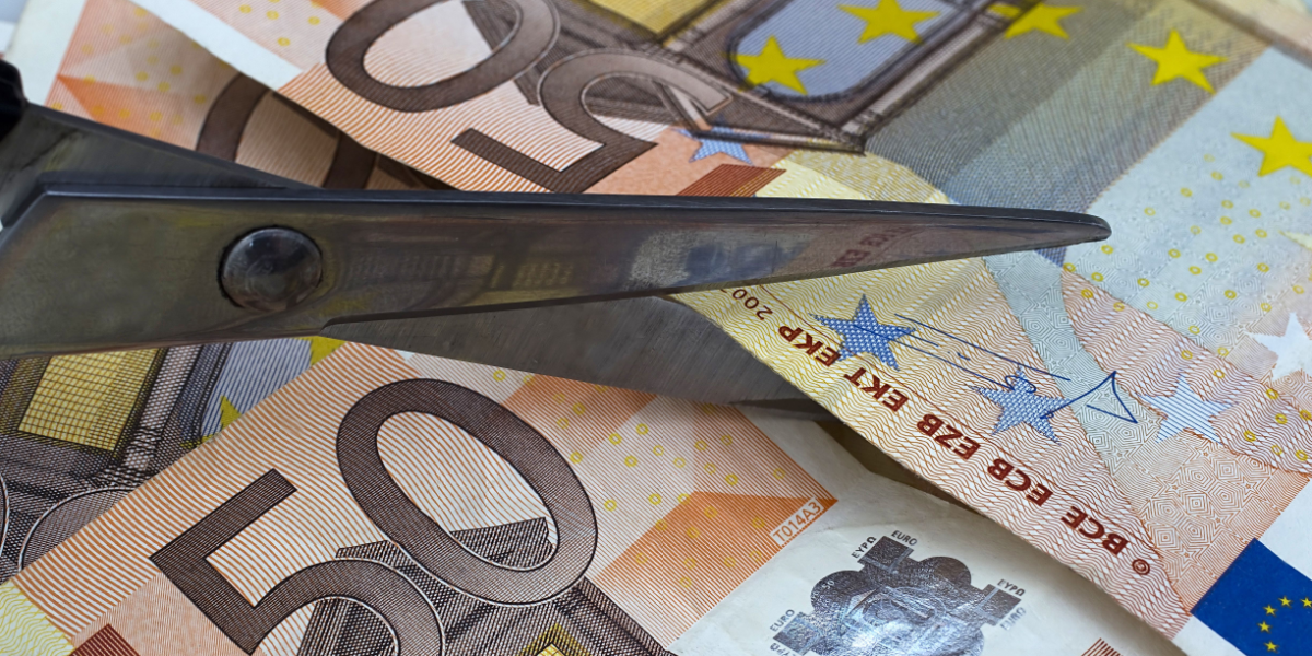 Tog 4 ansatte 22 dage: Samlede over 100.000 seddelstumper for desperat kvinde