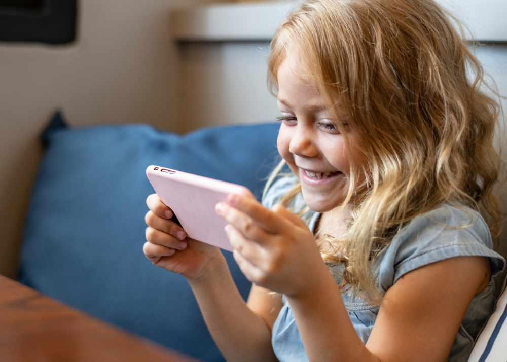 Mor lader 5-årig spille på mobilen: Ender med at koste mere end 26.000 kroner