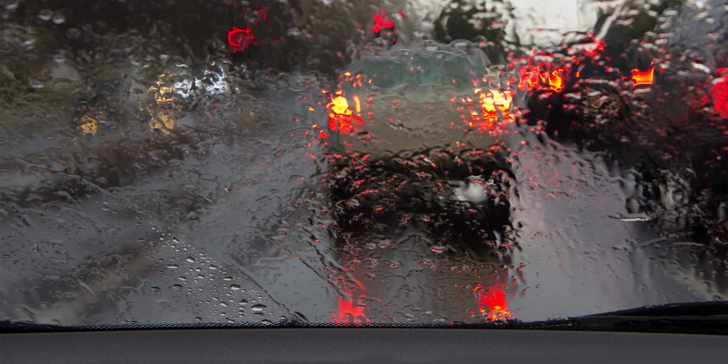 Bilekspert advarer: Tryk aldrig på denne knap i bilen, når du kører i regnvejr