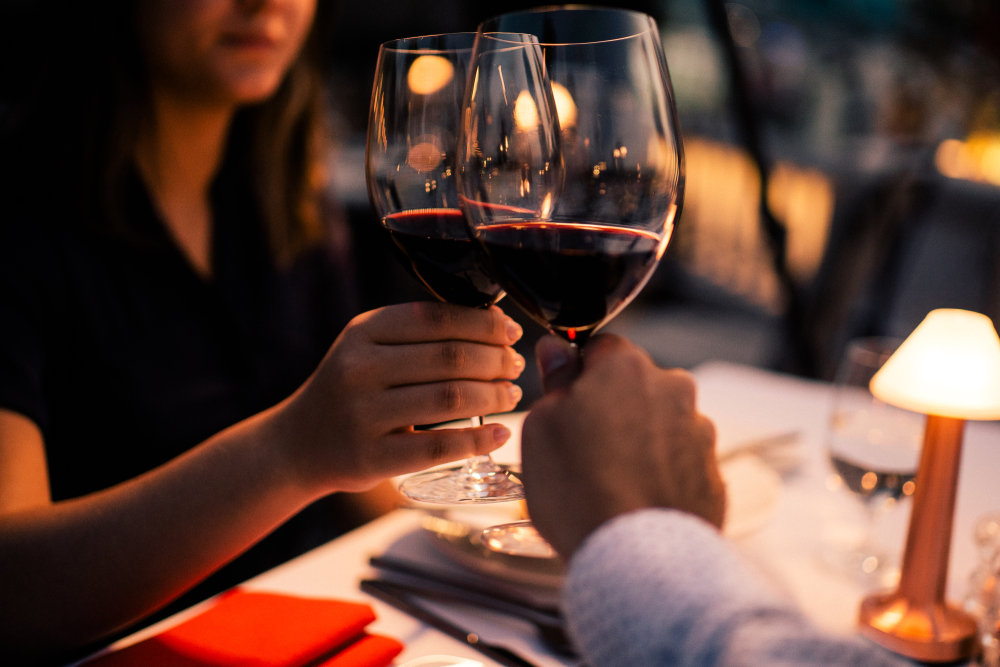 Misforstod prisen på vinen: Mand fik vanvittig regning efter Valentinsmiddag