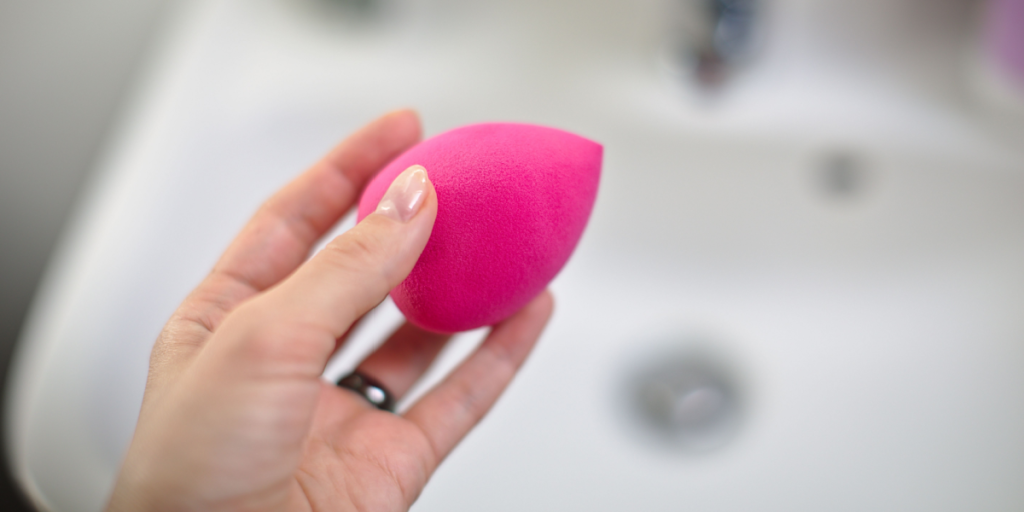 Make up-tip til seniorer: Sådan skal du IKKE bruge svampen