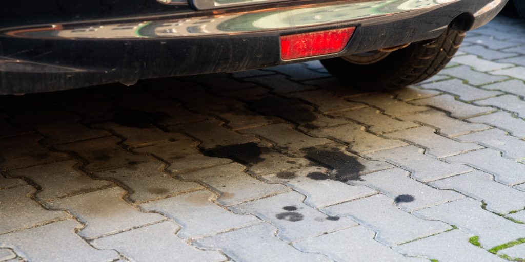Har bilen lækket på fliserne? Sådan fjerner du oliepletter fra indkørslen