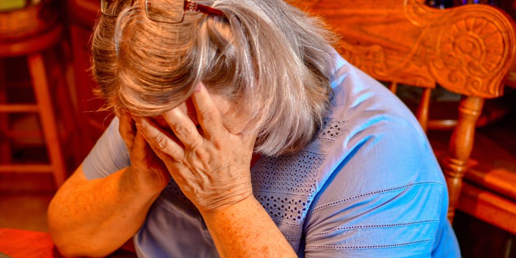 Familiemedlem snød pensionist for over en million kroner: Brugte det hele på rejser og internetkøb