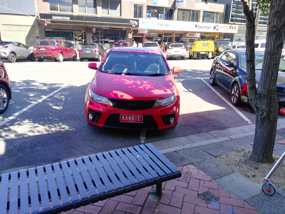 Blokerer 9 andre pladser med sin parkering – klynker da hammeren falder