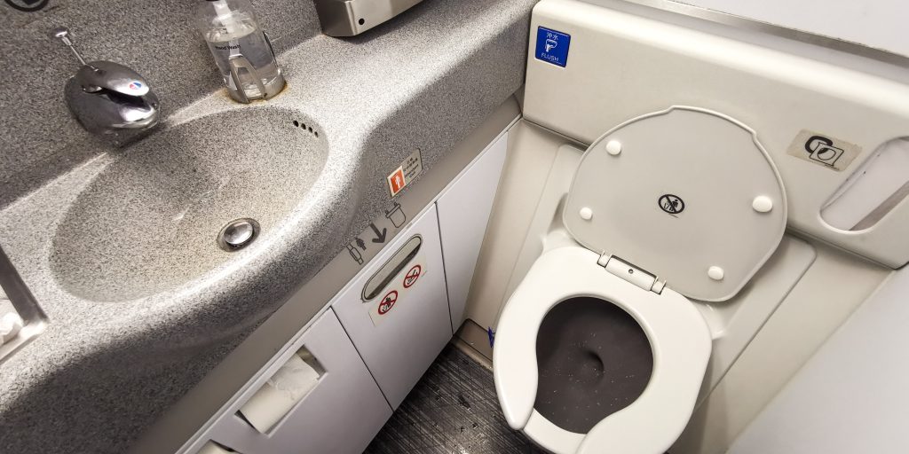 Passager var fanget på flytoilet – få minutter før landing blev en seddel skubbet ind under døren