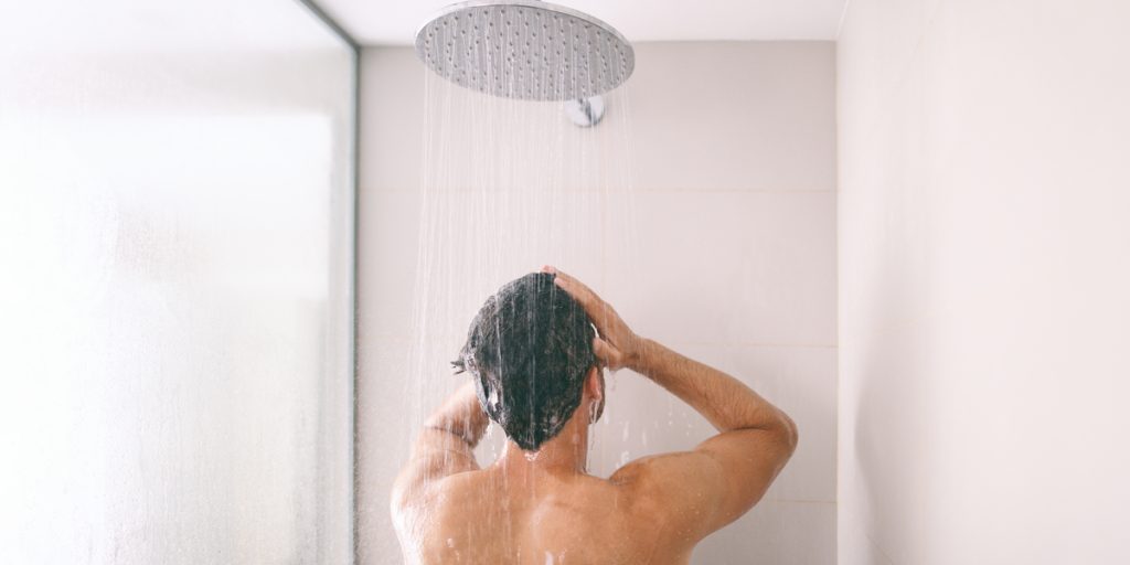 Læge advarer: Derfor skal du ikke tisse i brusebadet