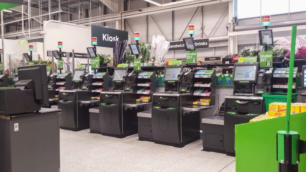 Skal supermarkeder betale kunderne for at bruge selvbetjeningskasser?