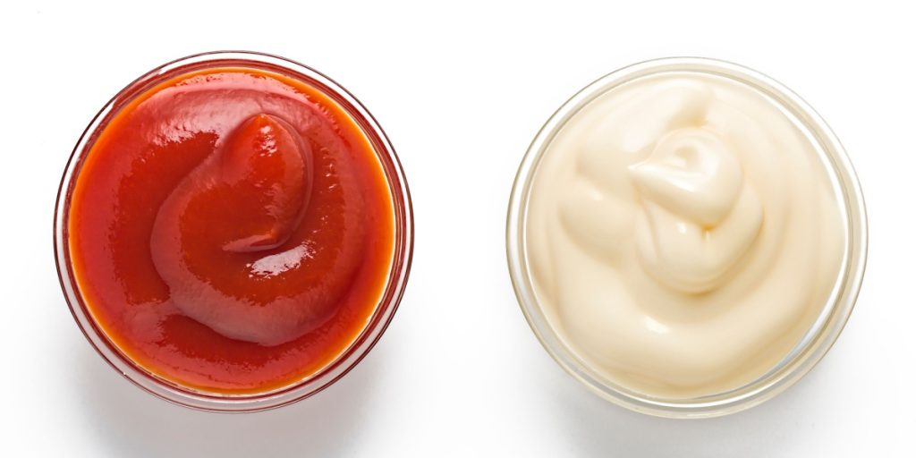 Halvdelen af os gør det forkert: Sådan skal du opbevare ketchup og mayonnaise