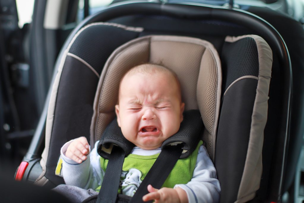Fremmed kysser en baby på læberne: Så gør babyens mor dette