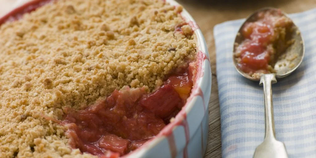 Hurtig rabarber crumble: En lækker dessert uden bund