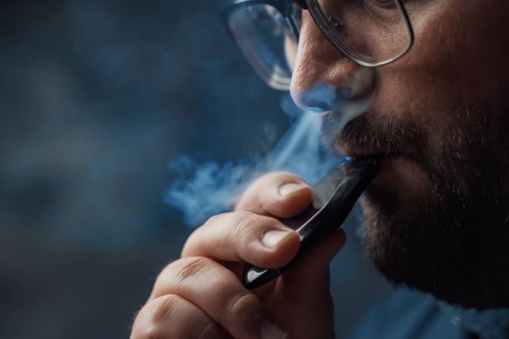Ny forskning om e-cigaretter og mænd tegner et skræmmende billede af sundhedsskadelige effekter