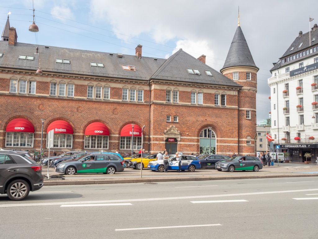 Dagli’ Brugsen medarbejder truet af mand med økse