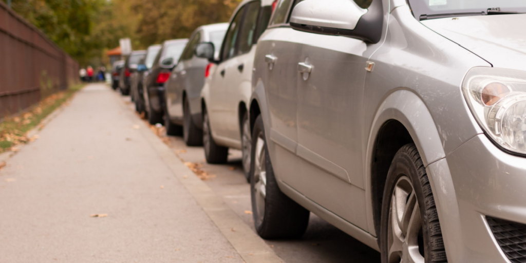 Hvor langt må man holde fra kantstenen, når man parkerer? Svaret vil nok overraske dig