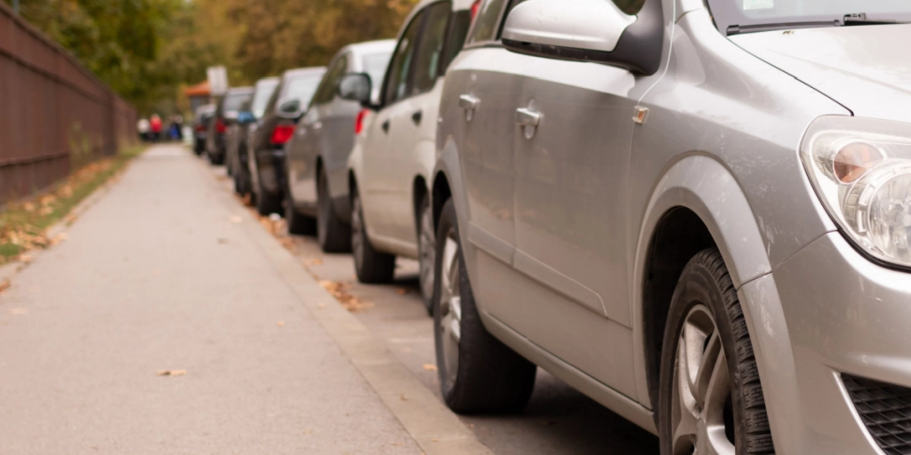 Hvor langt må man holde fra kantstenen, når man parkerer? Svaret vil nok overraske dig