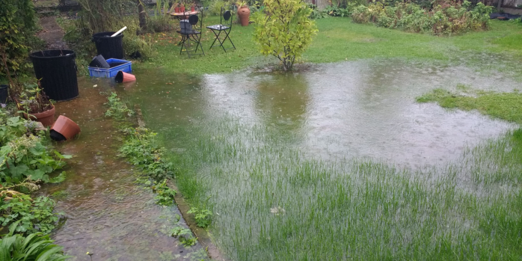 Beskyt din have mod kraftig regn med regnvandskæder og 6 andre tips