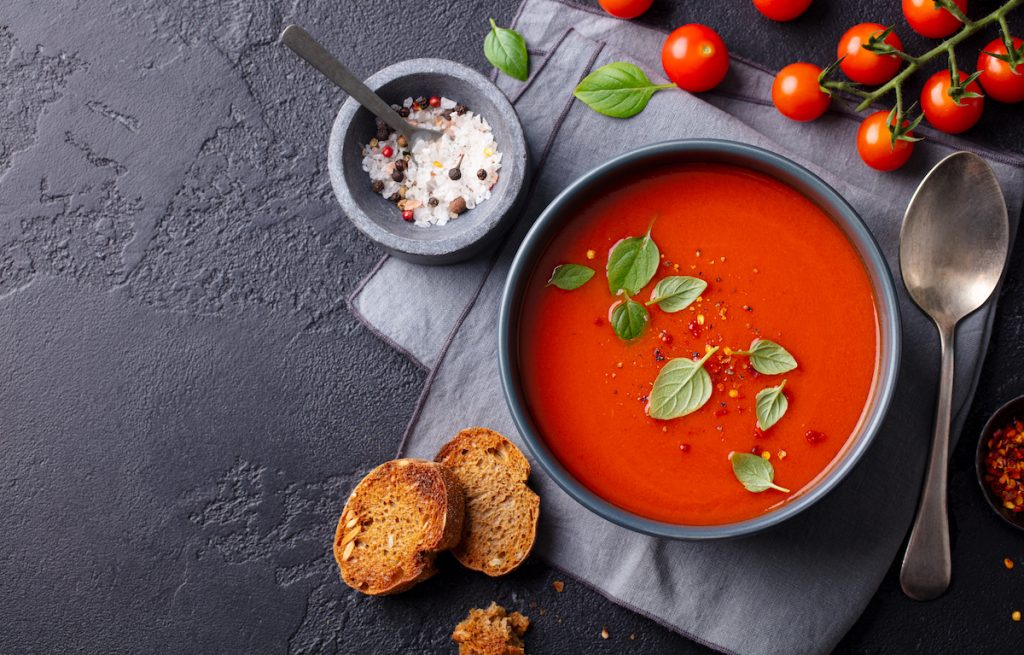 Denne simple ingrediens gør din tomatsuppe ekstra lækker